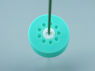 管盖穿刺口带十字形切口设计，可反复闭合，无需开盖取样、加液，降低污染风险